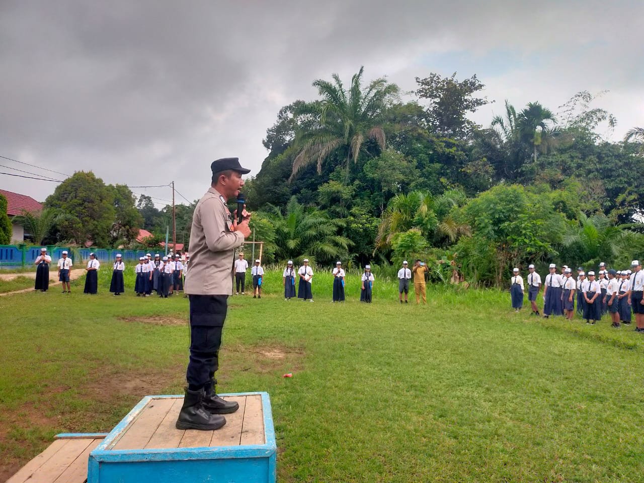 Bhabinkamtibmas Polsek Kahut Ajak Pelajar SMPN 1 Jauhi Balap Liar dan Knalpot Brong