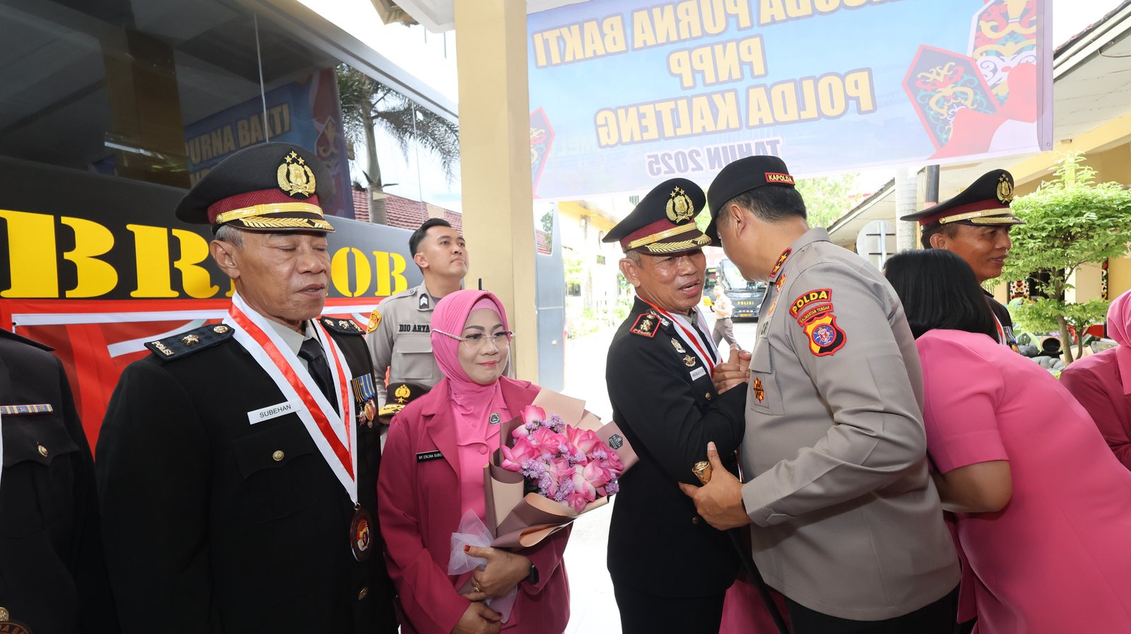 Penuh Haru, Kapolda Kalteng Lepas 31 Personel Polri dan 3 PNS Purna Tugas