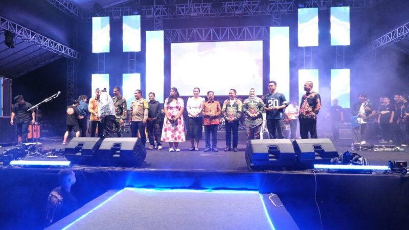 Ribuan Warga Murung Raya Bernyanyi Bersama Armada di Pesta Rakyat Malam Tahun Baru