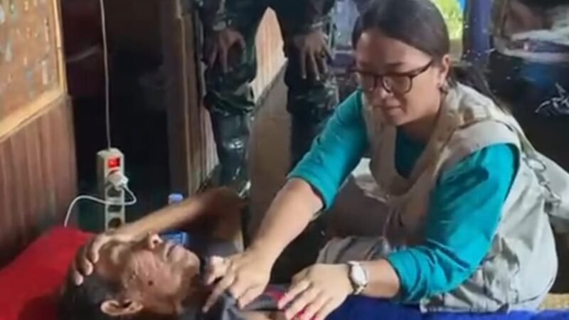 Babinsa Aktif Dampingi Pelayanan Kesehatan, Warga Terdampak Banjir Kayu Rabah Terbantu