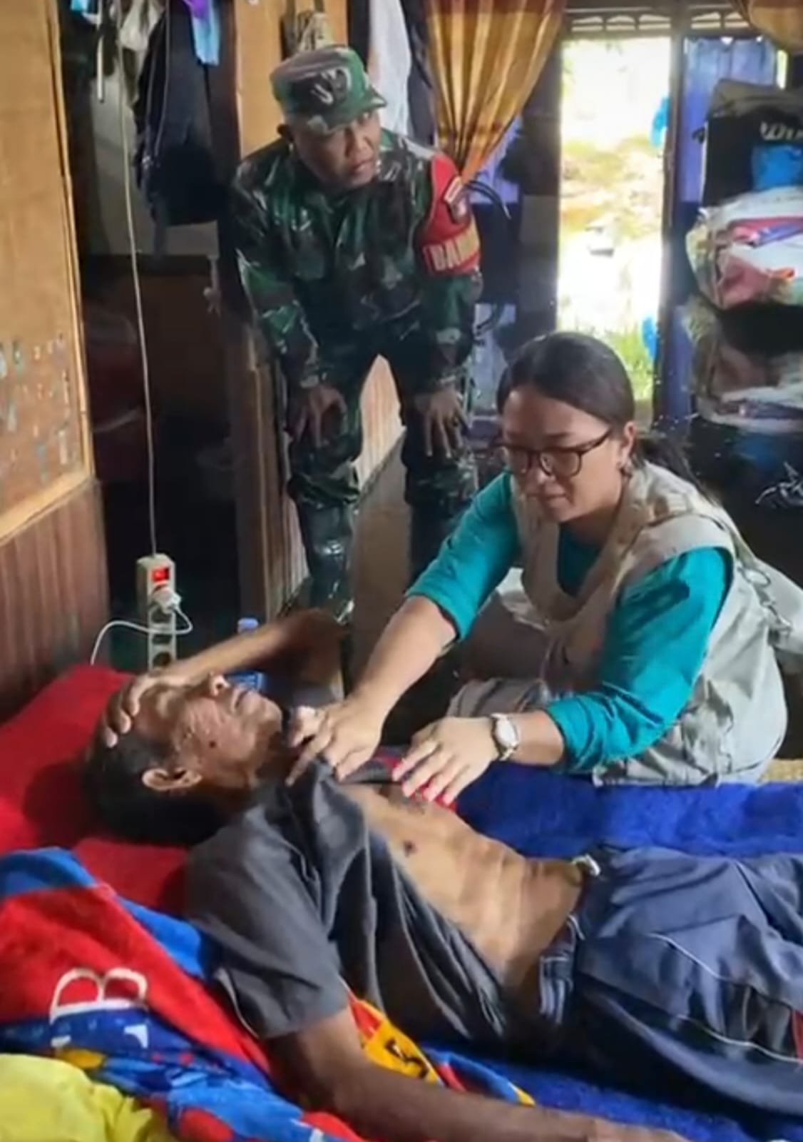 Babinsa Aktif Dampingi Pelayanan Kesehatan, Warga Terdampak Banjir Kayu Rabah Terbantu