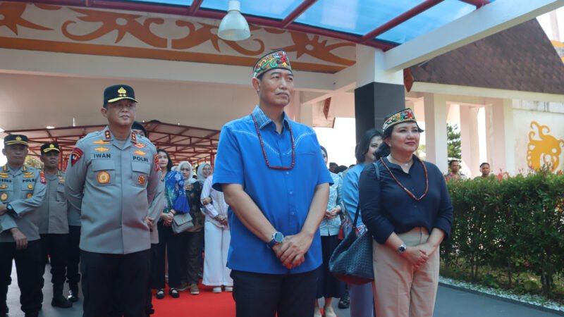 Kapolda Kalteng Pimpin Penyambutan Wakapolda Baru di Bandara Tjilik Riwut