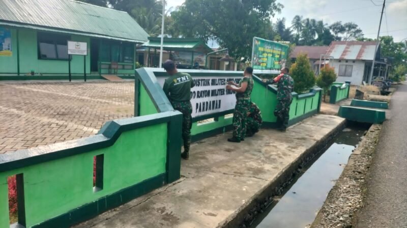 Percantik Pangkalan, Koramil Pandawan Benahi Atap dan Pagar Kantor