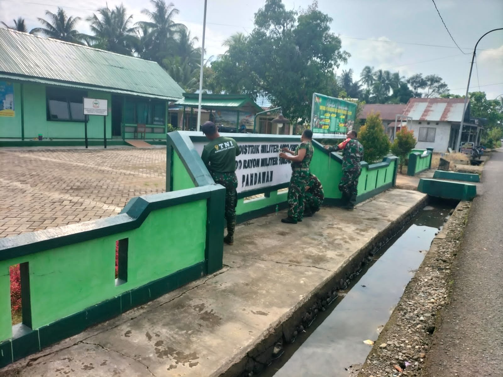 Percantik Pangkalan, Koramil Pandawan Benahi Atap dan Pagar Kantor
