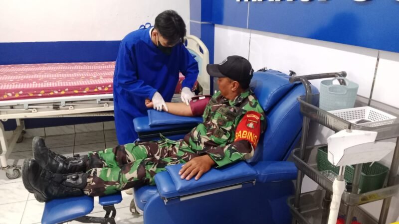 Babinsa Koramil Barabai Tunjukkan Kepedulian Sosial Lewat Donor Darah di RSUD Damanhuri