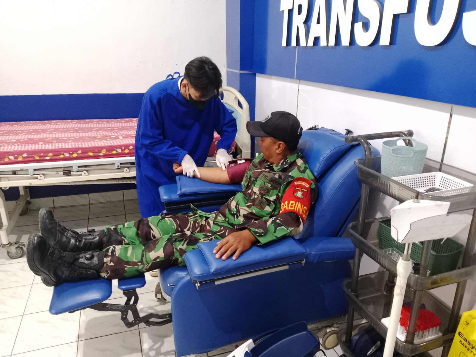Babinsa Koramil Barabai Tunjukkan Kepedulian Sosial Lewat Donor Darah di RSUD Damanhuri