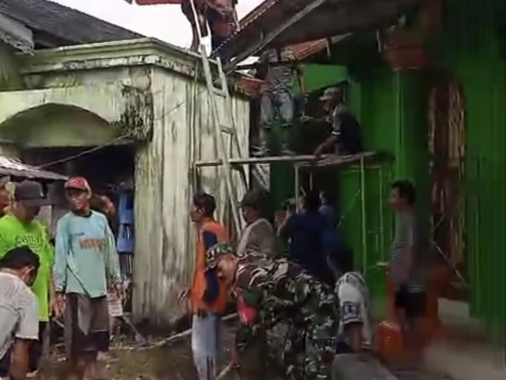 Pererat Kemanunggalan TNI–Rakyat, Babinsa Desa Kapar Ikut Pengecoran Dak Langgar