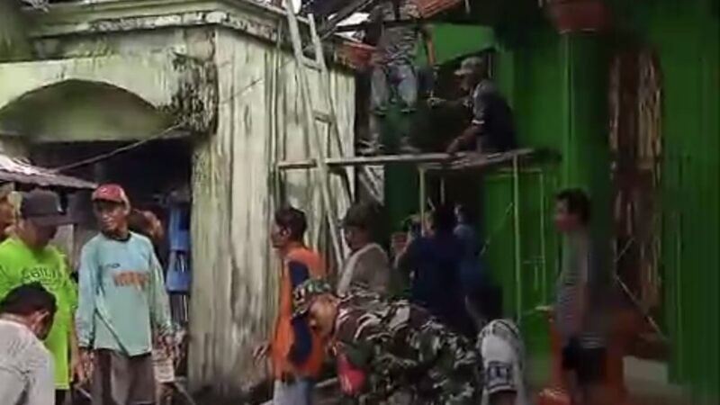 Pererat Kemanunggalan TNI–Rakyat, Babinsa Desa Kapar Ikut Pengecoran Dak Langgar