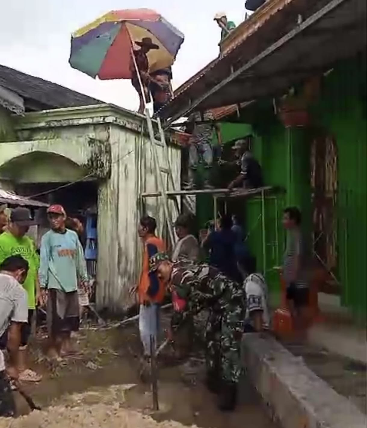 Pererat Kemanunggalan TNI–Rakyat, Babinsa Desa Kapar Ikut Pengecoran Dak Langgar