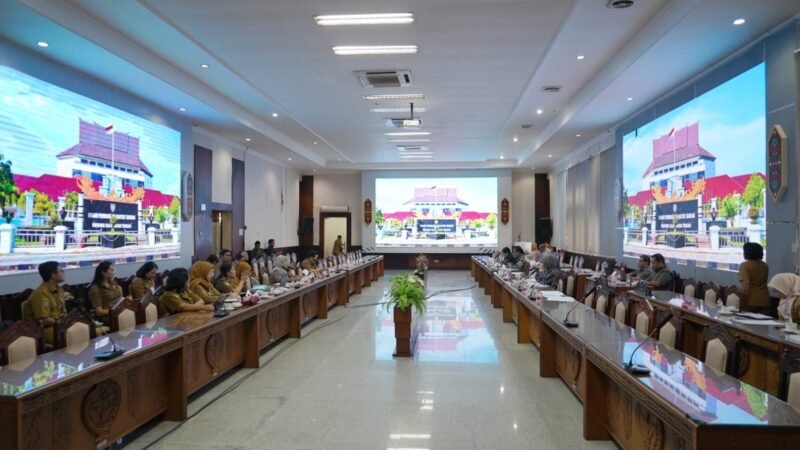 Pansus DPRD dan Tim Pemprov Kalteng Gelar Rapat Bersama Bahas Raperda Penanaman Modal dan PTSP