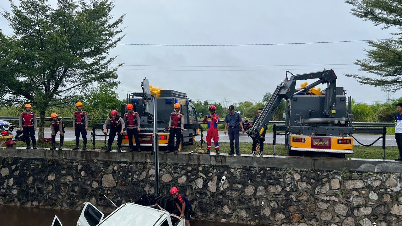 Detik-Detik Mobil Terjun ke Sungai Saat Antar Anak di Palangka Raya