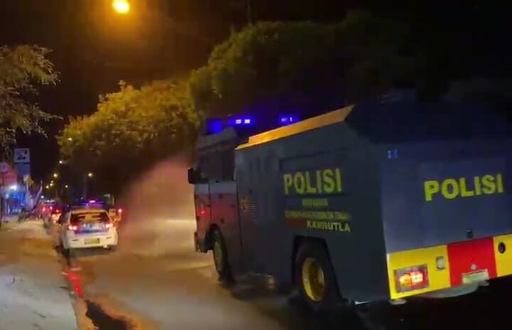 Antisipasi Balap Liar, Polisi Semprotkan Air Di Lokasi Balap Liar