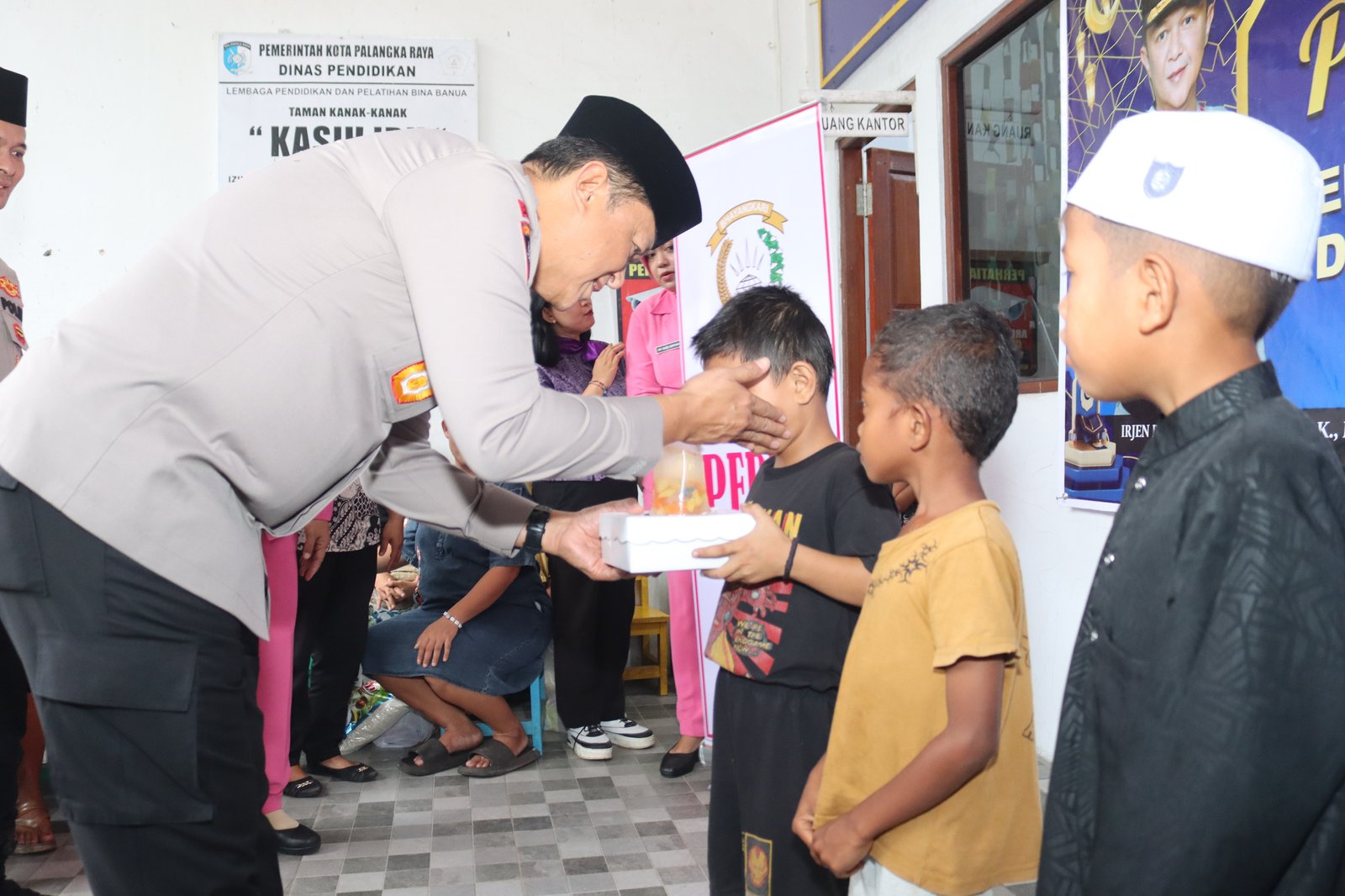 Kapolda Kalteng Tebar Kepedulian Ramadan, Santuni Warga dan Buka Puasa Bersama Anak Panti