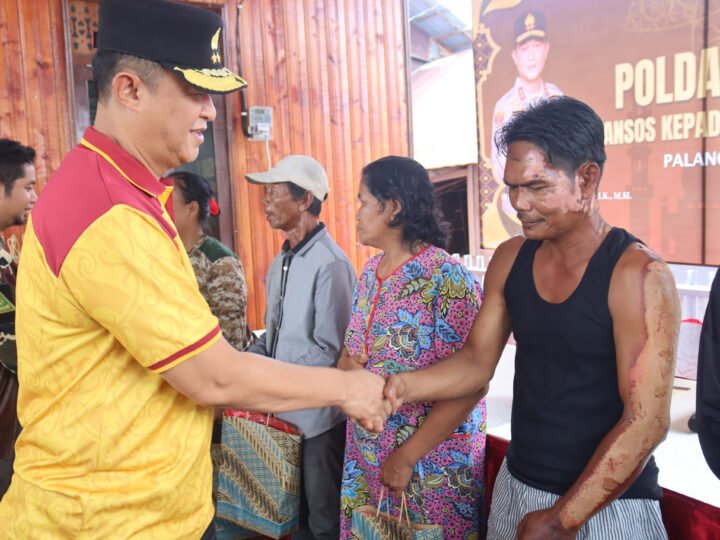 Polda Kalteng Turun Tangan Bersihkan Sisa Kebakaran Mendawai, Salurkan Bansos dan Layanan Kesehatan