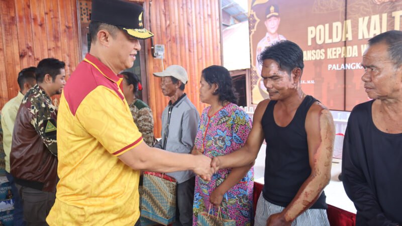 Polda Kalteng Turun Tangan Bersihkan Sisa Kebakaran Mendawai, Salurkan Bansos dan Layanan Kesehatan