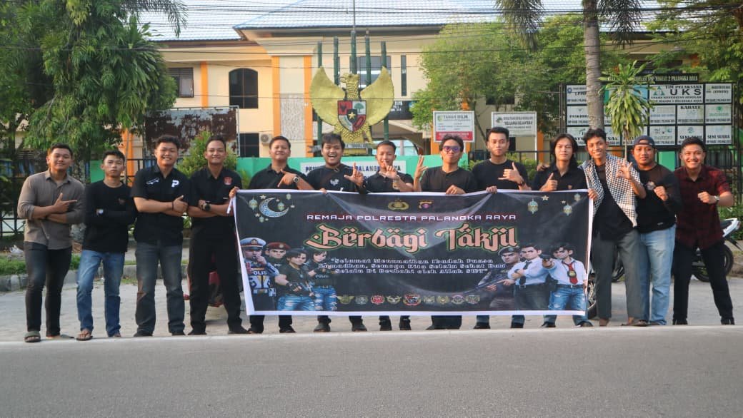 Polri Untuk Masyarakat, Polisi Remaja Polresta Palangka Raya Berbagi Takjil