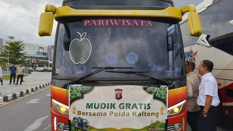 Kapolda Kalteng dan Gubernur Lepas Ratusan Pemudik Gratis dari Bundaran Besar Palangka Raya