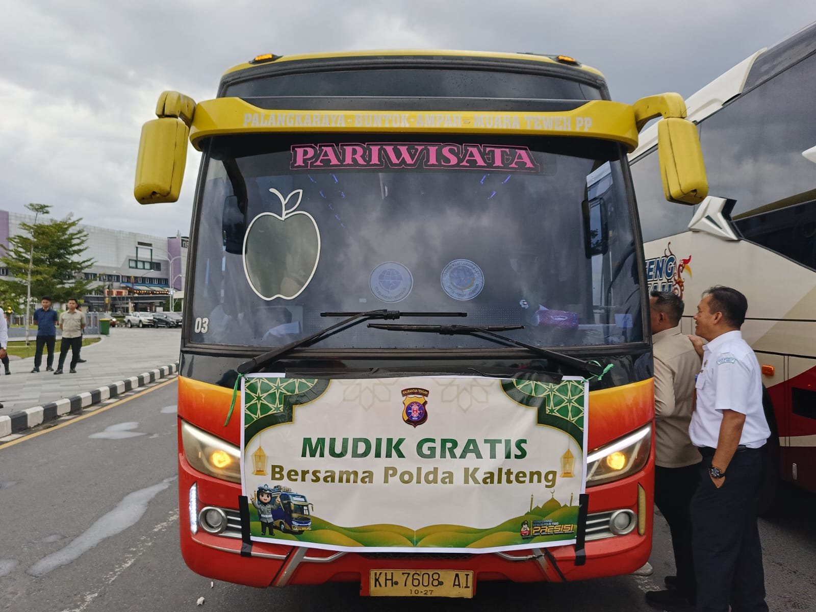 Kapolda Kalteng dan Gubernur Lepas Ratusan Pemudik Gratis dari Bundaran Besar Palangka Raya