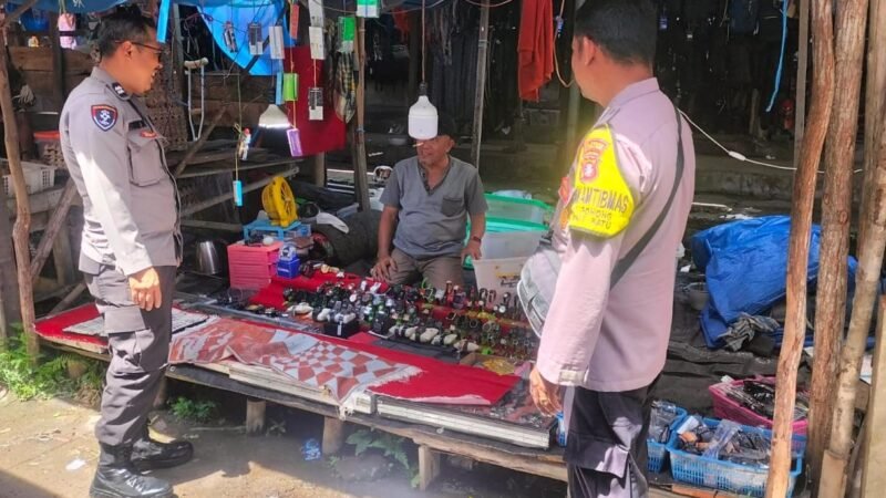 Hangatkan Suasana Pasar, Polisi Ajak Warga Saling Jaga di Tengah Keramaian