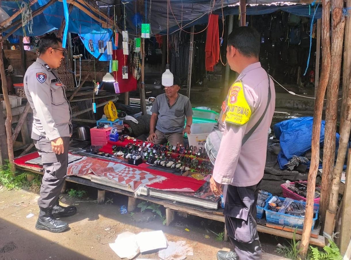 Hangatkan Suasana Pasar, Polisi Ajak Warga Saling Jaga di Tengah Keramaian
