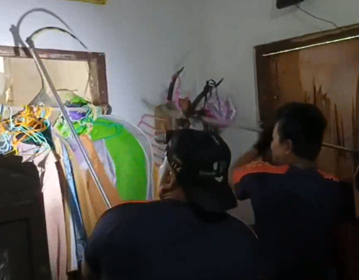 Damkar Palangka Raya Hadirkan Rasa Tenang, Evakuasi Biawak di Rumah Warga dan Ular di Kantor
