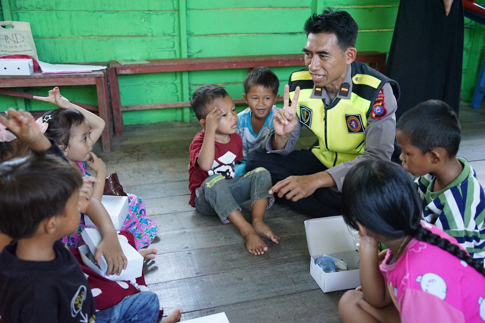 Rumkit Bhayangkara Jemput Bola, Warga Danau Tundai Dapat Layanan Kesehatan Gratis