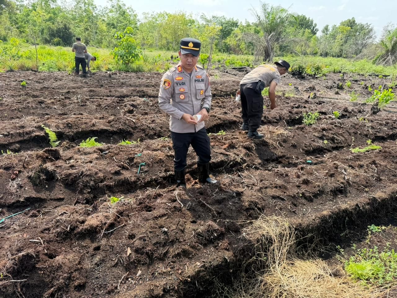 Polsek Pahandut dan Petani Bukit Tunggal Tanam Jagung, Perkuat Ketahanan Pangan Daerah