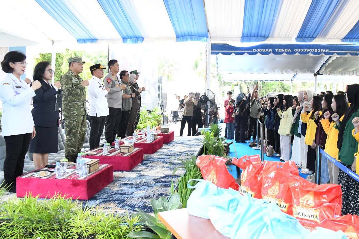 Gubernur Agustiar Sabran Buka Pasar Murah Spesial Hari Jadi Kalteng Ke-69 untuk Maha-siswa