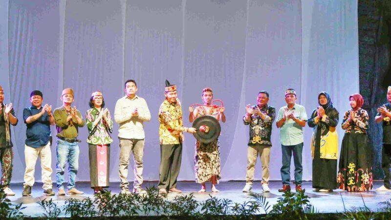 Hadiri Pagelaran Sendratari, Sahli Yuas Elko Tegaskan Pelestarian Budaya Daerah di Era Globalisasi