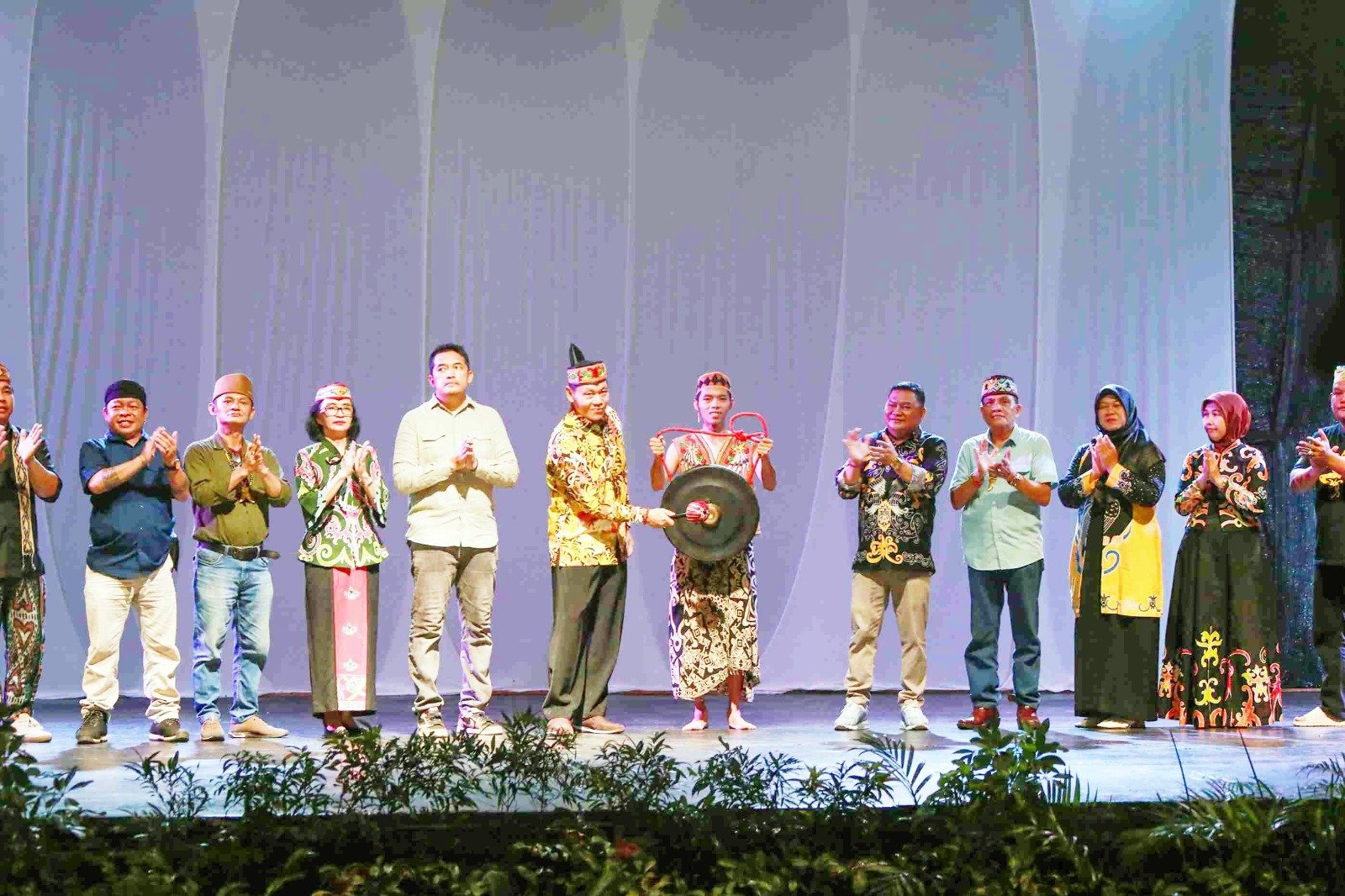 Hadiri Pagelaran Sendratari, Sahli Yuas Elko Tegaskan Pelestarian Budaya Daerah di Era Globalisasi