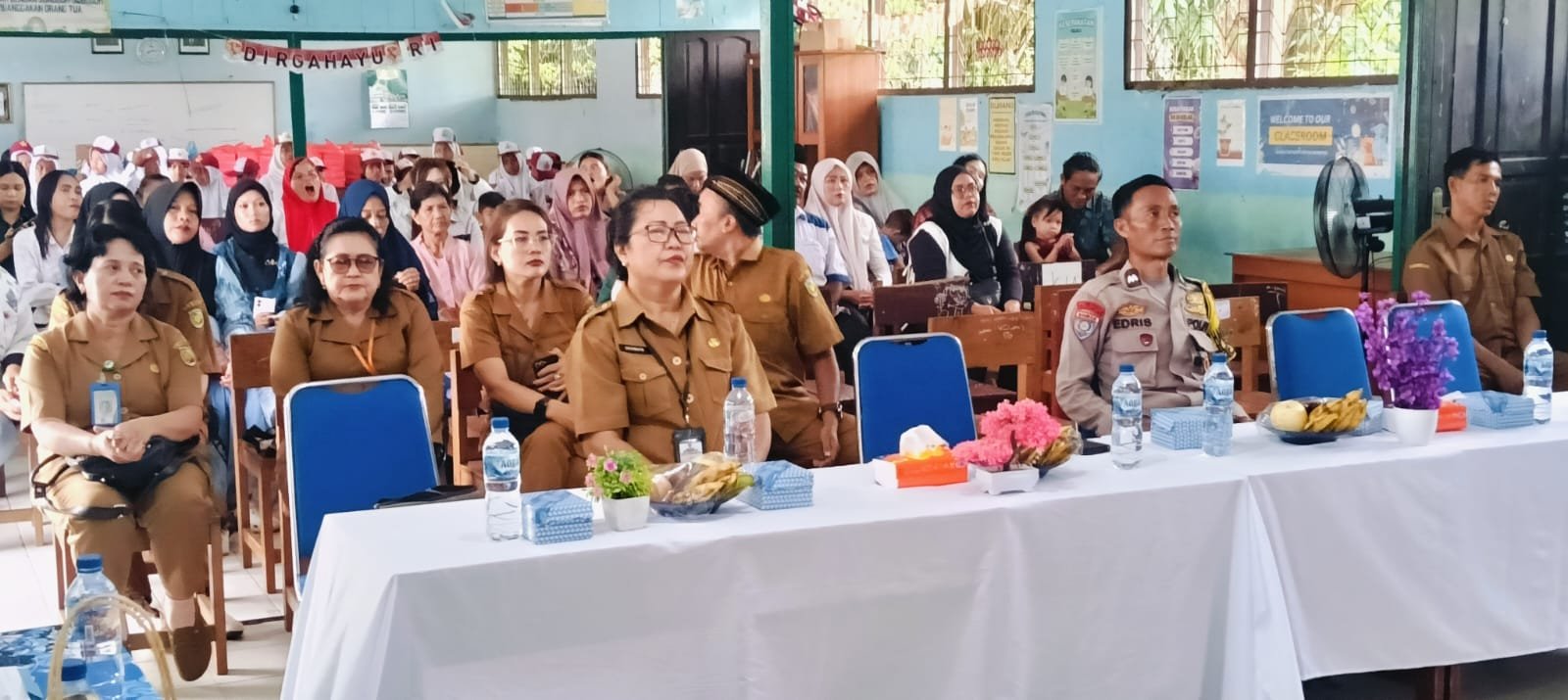 Polsek Pahandut Hadiri Pelepasan Siswa SDN 3 Petuk Katimpun, Beri Motivasi untuk Terus Belajar