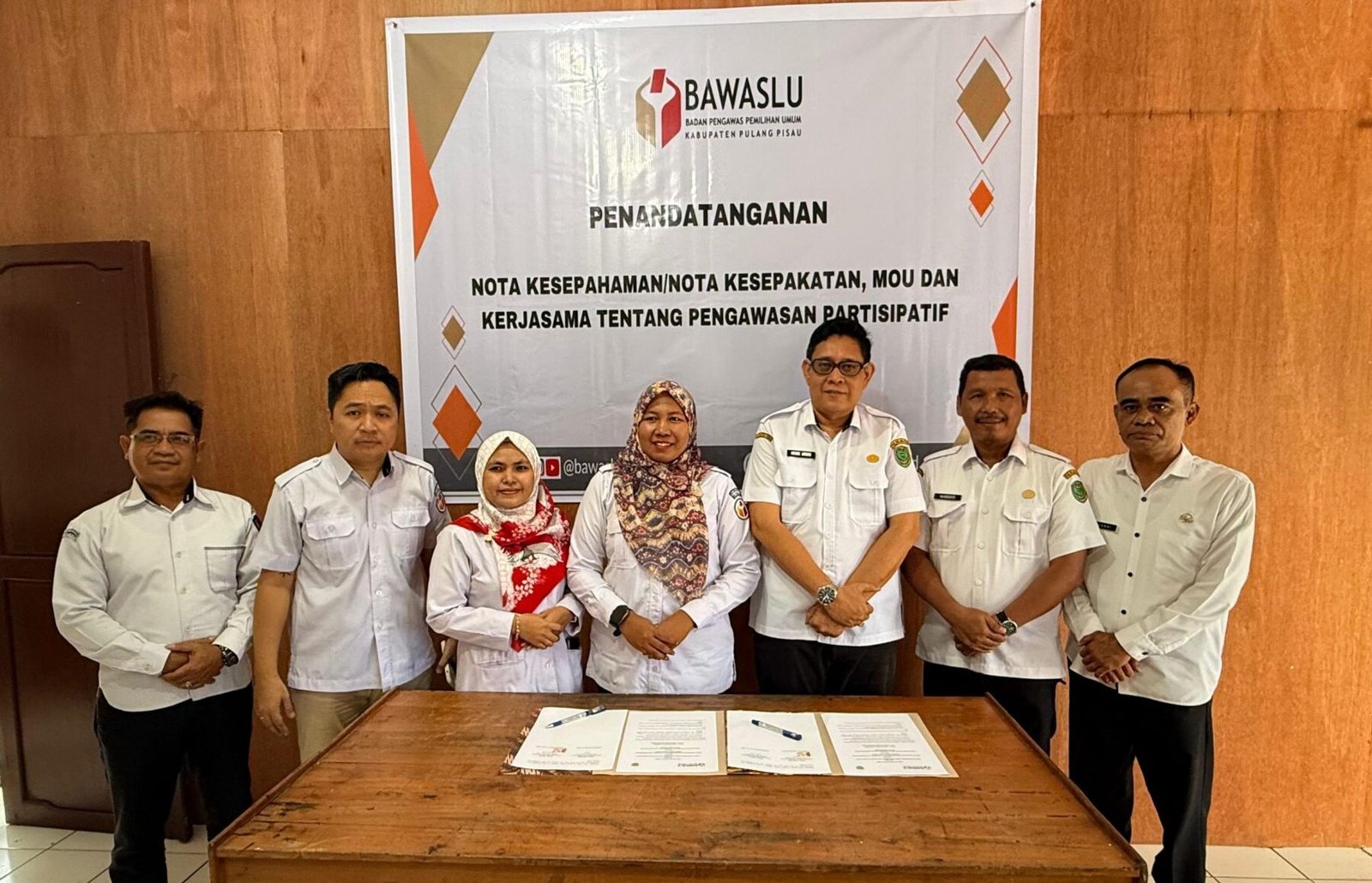 Diskominfostandi dan Bawaslu Pulang Pisau Teken Kerja Sama Pengawasan Partisipatif Pemilu