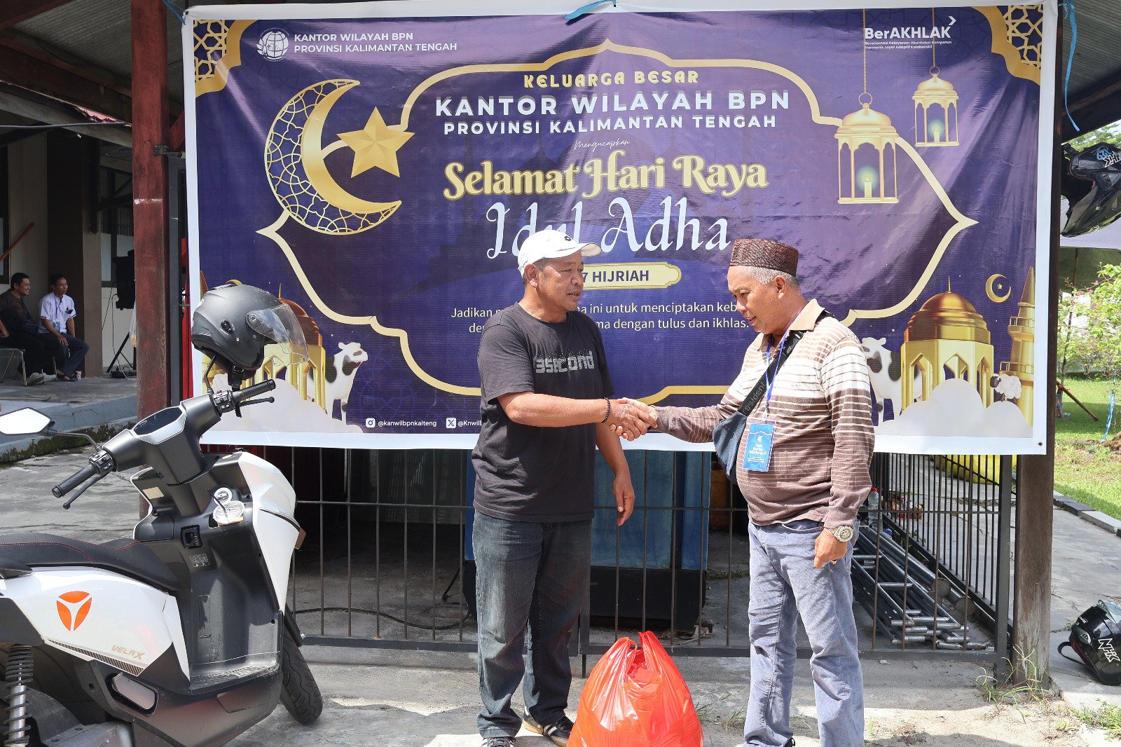 Berbagi di Hari Raya, Kanwil BPN Kalteng Salurkan Hewan Kurban untuk Warga Sekitar