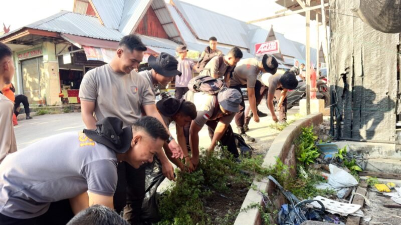 Pasar Kahayan Dibersihkan Massal, Polda Kalteng Ajak Warga Peduli Lingkungan