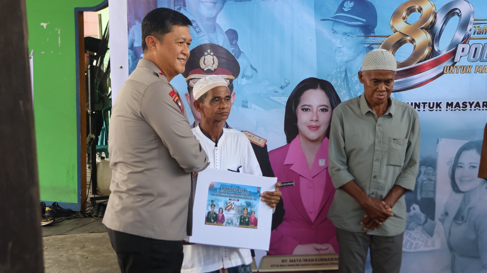Polda Kalteng Datangi Lokasi Kebakaran, Bagikan Sembako dan Cek Kesehatan Warga Gratis