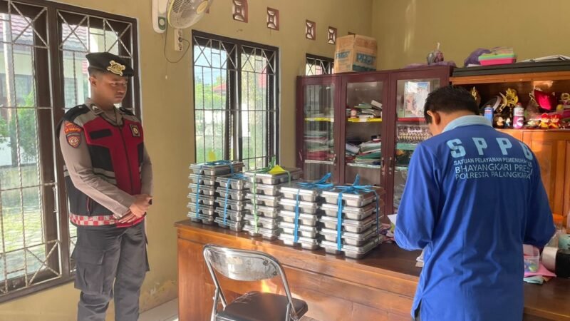 Polisi Kawal Distribusi Makan Bergizi Gratis ke 9 Sekolah di Palangka Raya