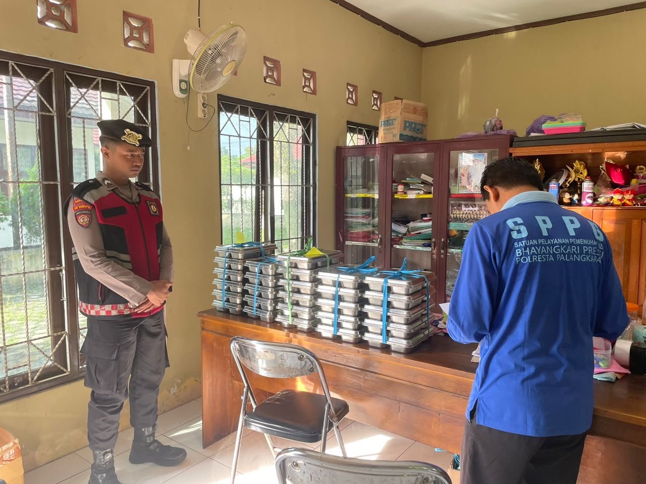 Polisi Kawal Distribusi Makan Bergizi Gratis ke 9 Sekolah di Palangka Raya