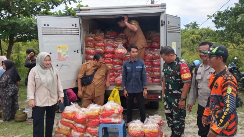 600 Paket Sembako Ludes Diserbu Warga, Polisi Kawal Jalannya Pasar Murah di Pahandut Seberang