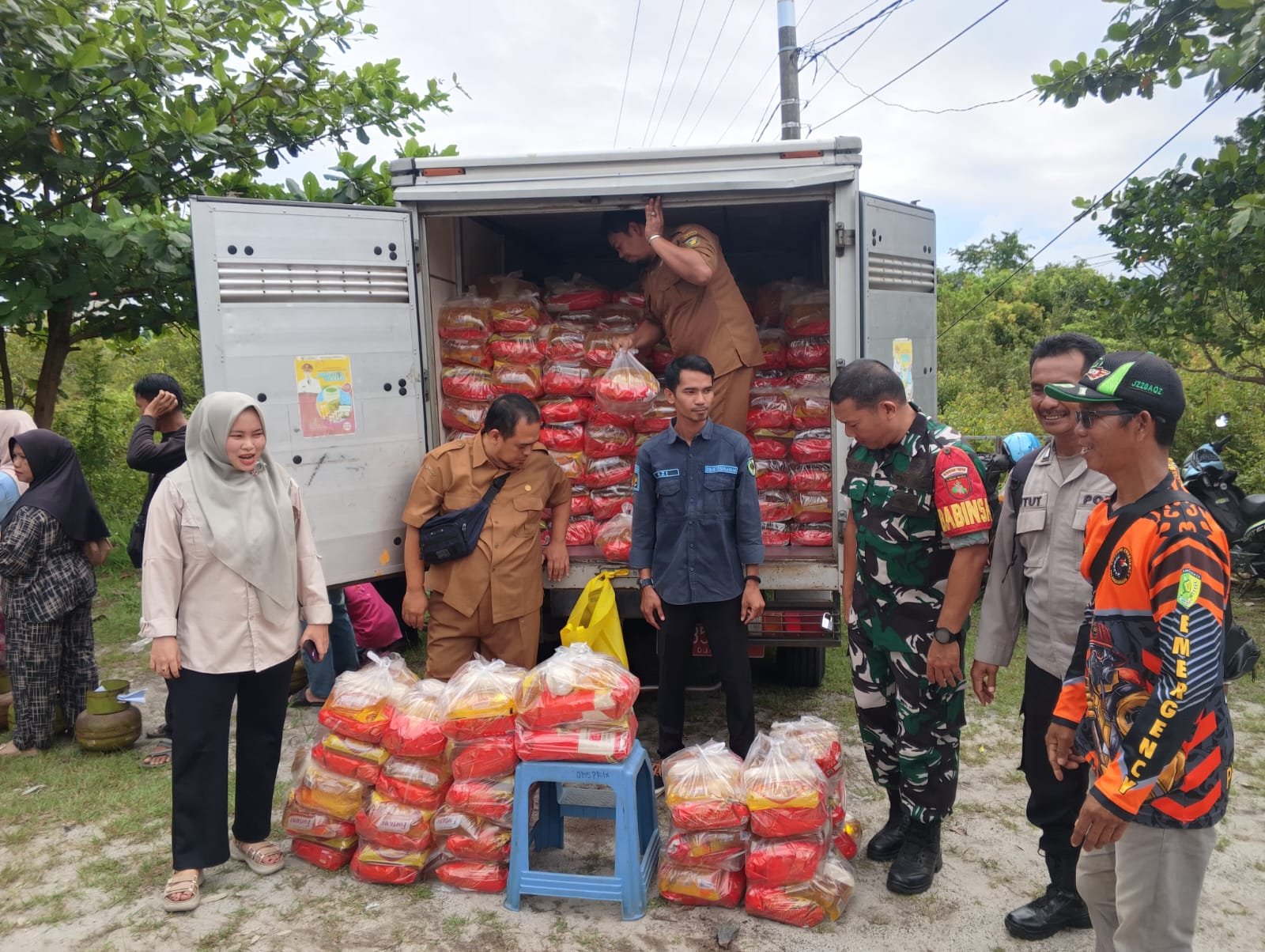 600 Paket Sembako Ludes Diserbu Warga, Polisi Kawal Jalannya Pasar Murah di Pahandut Seberang