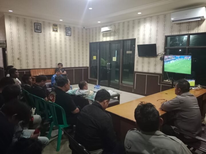 Polsek Pahandut Gunakan Nobar Piala Dunia sebagai Ruang Bangun Kedekatan dengan Warga
