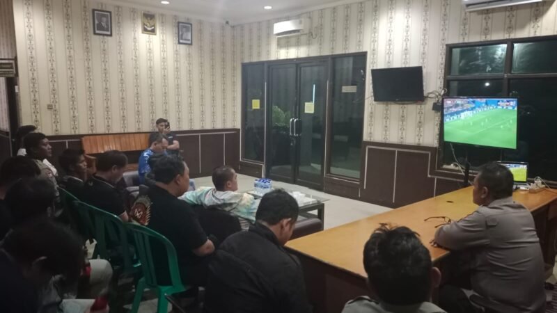 Polsek Pahandut Gunakan Nobar Piala Dunia sebagai Ruang Bangun Kedekatan dengan Warga
