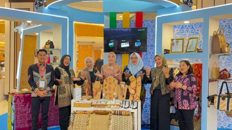 Aisyah Thisia Agustiar Sabran Tinjau Stand Dekranasda Kalteng pada HUT ke-46 Dekranas di Makassar