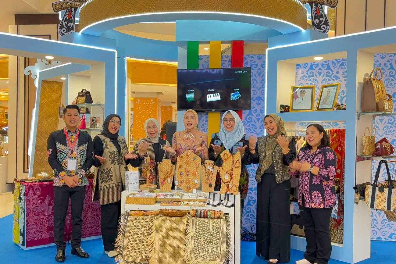 Aisyah Thisia Agustiar Sabran Tinjau Stand Dekranasda Kalteng pada HUT ke-46 Dekranas di Makassar