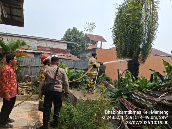 Bhabinkamtibmas Bersama Damkar Padamkan Kebakaran Pohon Sawit di Dekat SDN 9 Menteng