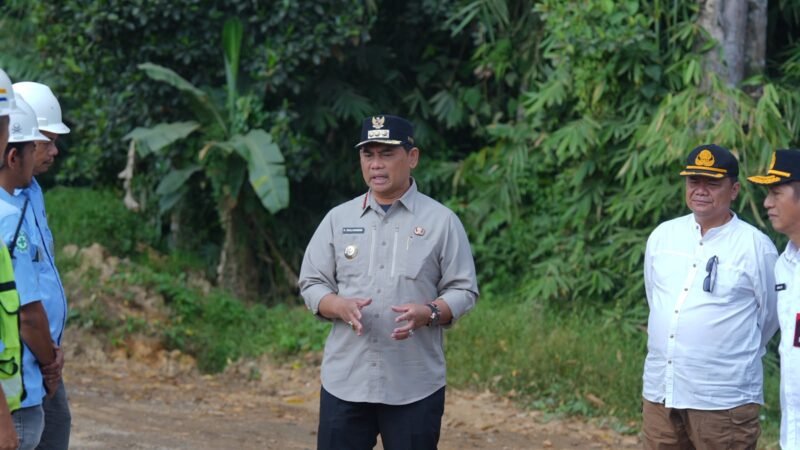 Bupati Barito Utara Salurkan Bantuan Pendidikan di Mampuak II, Sekaligus Minta PT BBN Perbaiki Jalan Rusak