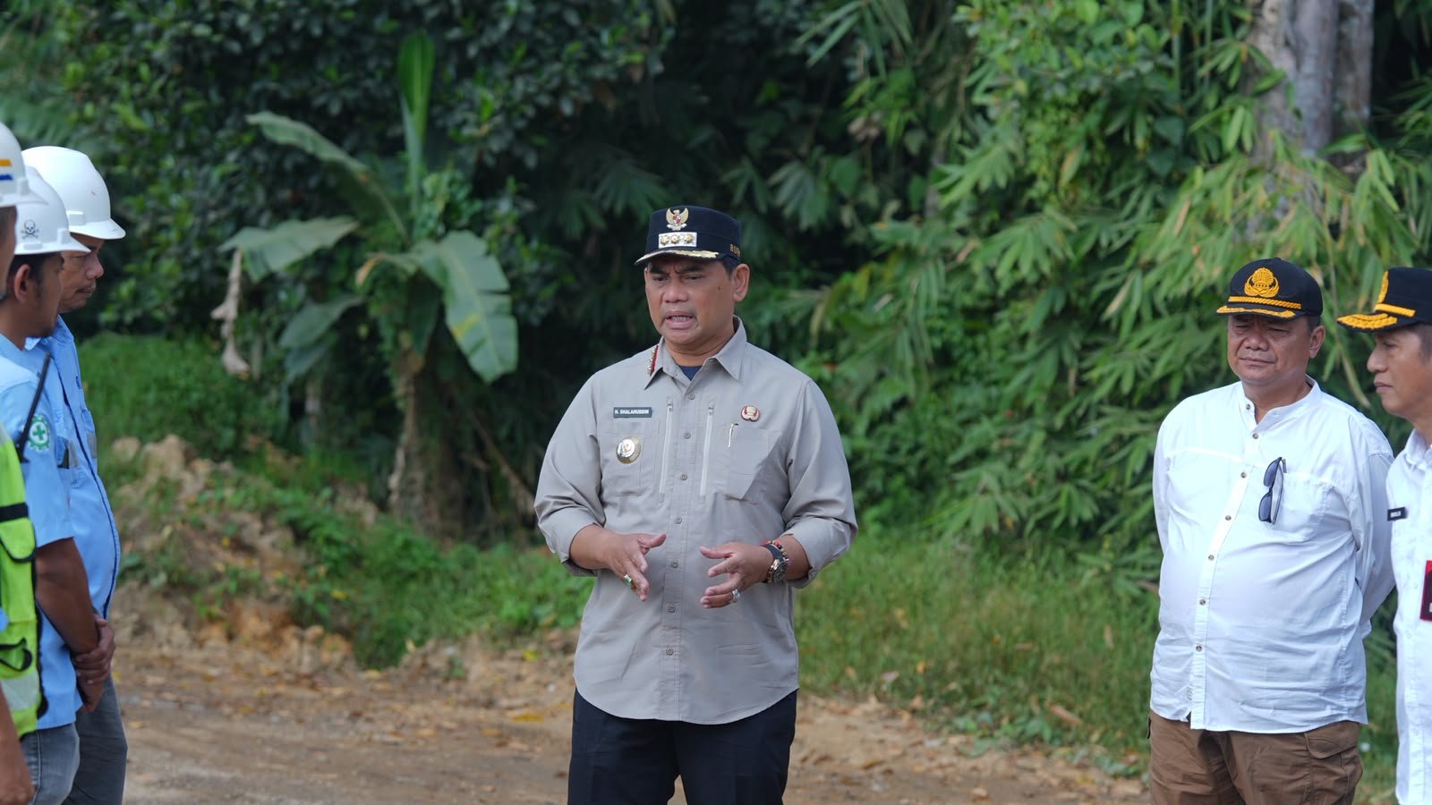 Bupati Barito Utara Salurkan Bantuan Pendidikan di Mampuak II, Sekaligus Minta PT BBN Perbaiki Jalan Rusak