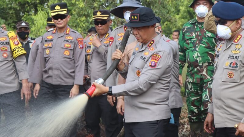 Kapolda Kalteng Pimpin Pemadaman Karhutla di Tumbang Nusa, Minta Pengawasan Diperketat