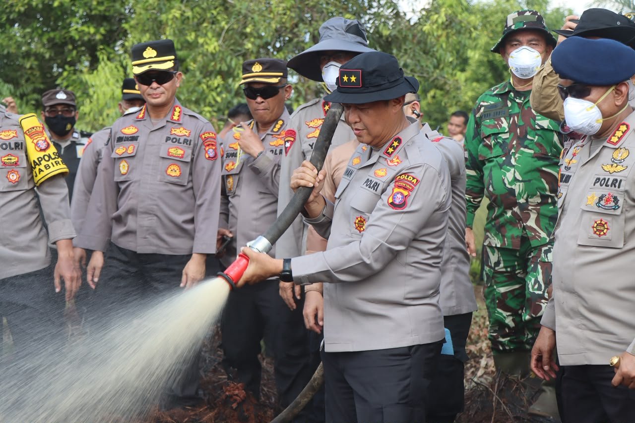 Kapolda Kalteng Pimpin Pemadaman Karhutla di Tumbang Nusa, Minta Pengawasan Diperketat