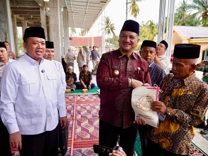 Sertipikat Wakaf Masjid Salman Alfarisi Diserahkan, Nusron Wahid Salurkan Bantuan Pemulihan Pascabencana