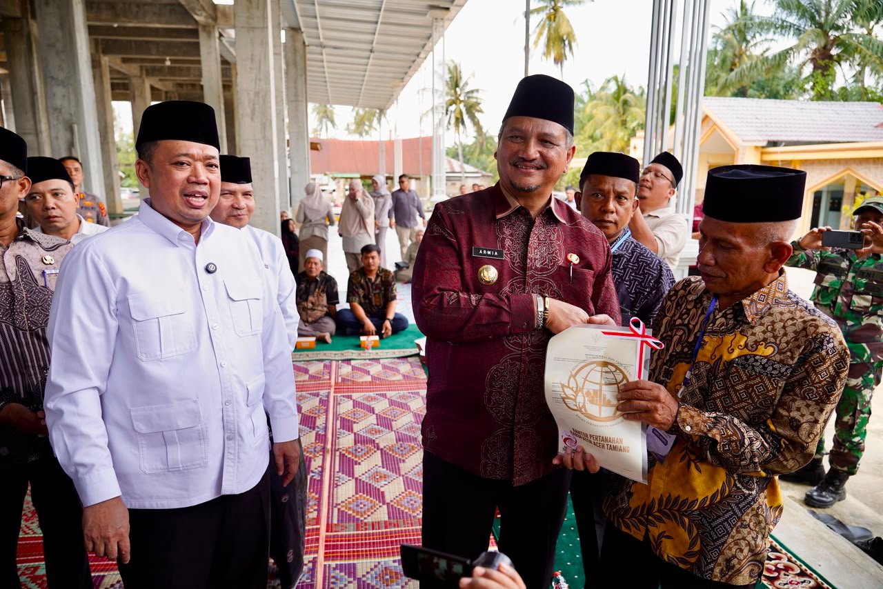 Sertipikat Wakaf Masjid Salman Alfarisi Diserahkan, Nusron Wahid Salurkan Bantuan Pemulihan Pascabencana